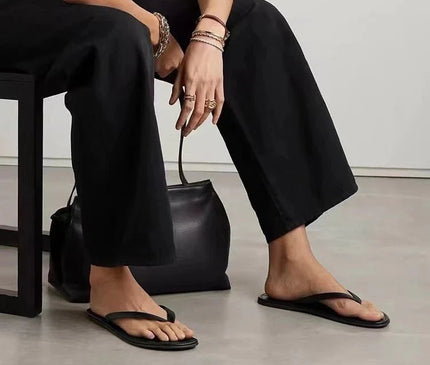 sandales-decontractees-noir-blanc-lanieres-croisees