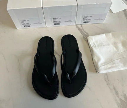 sandales-decontractees-noir-blanc-lanieres-croisees