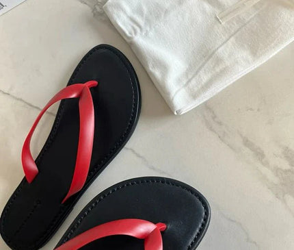 sandales-decontractees-noir-blanc-lanieres-croisees