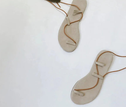 sandales-minimalistes-legeres-lanieres-entrelacees
