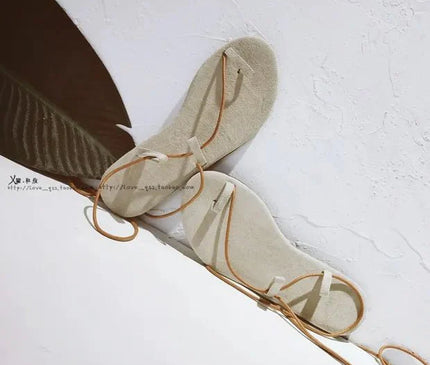 sandales-minimalistes-legeres-lanieres-entrelacees
