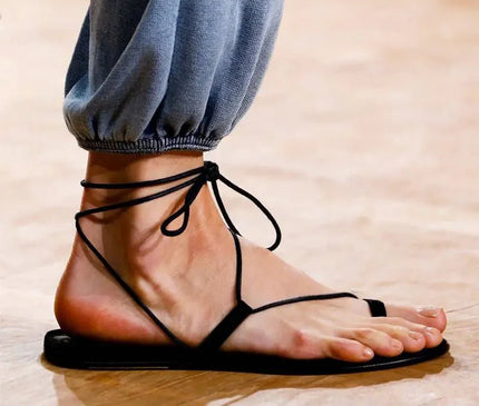 sandales-minimalistes-legeres-lanieres-entrelacees