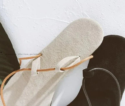 sandales-minimalistes-legeres-lanieres-entrelacees