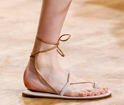 sandales-minimalistes-legeres-lanieres-entrelacees