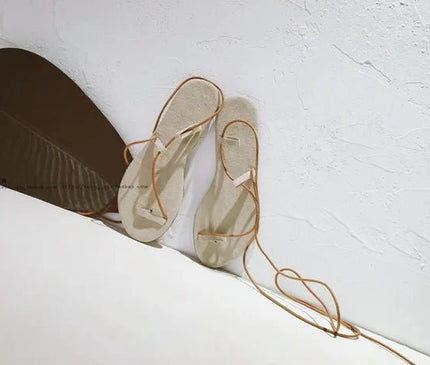 sandales-minimalistes-legeres-lanieres-entrelacees