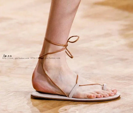 sandales-minimalistes-legeres-lanieres-entrelacees