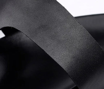 tongs-homme-noires-modernes-laniere-large