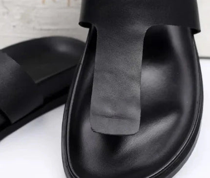 tongs-homme-noires-modernes-laniere-large